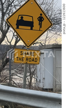 思いやりSHARE THE ROADを促す道路標識 122613600