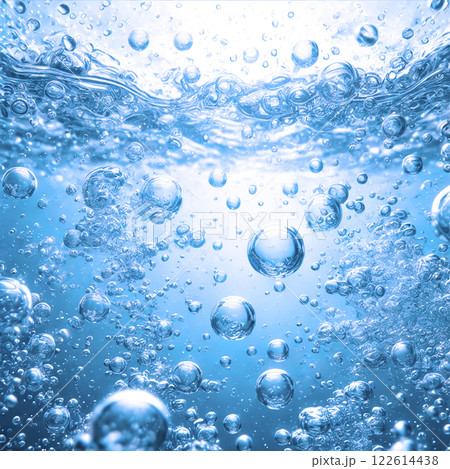 透明な水と気泡が躍動する清涼感あふれる美しい背景 透明な水と気泡が躍動する清涼感あふれる美しい背景 122614438