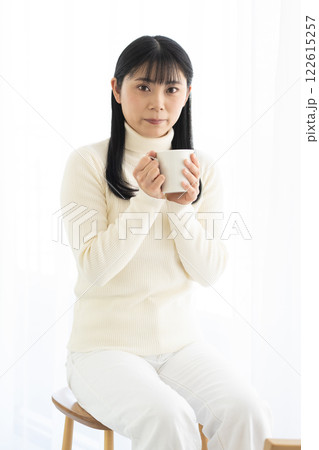 マグカップでホットドリンクを飲む女性 マグカップでホットドリンクを飲む女性 122615257