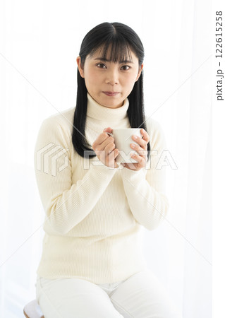 マグカップでホットドリンクを飲む女性 マグカップでホットドリンクを飲む女性 122615258