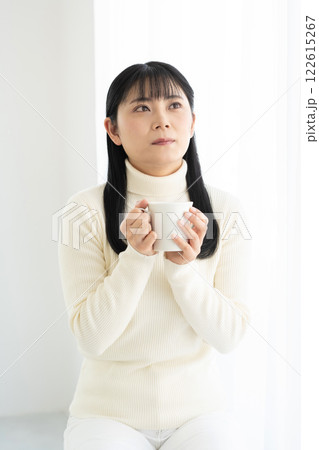 マグカップでホットドリンクを飲む女性 マグカップでホットドリンクを飲む女性 122615267