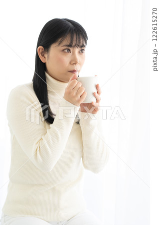 マグカップでホットドリンクを飲む女性 マグカップでホットドリンクを飲む女性 122615270