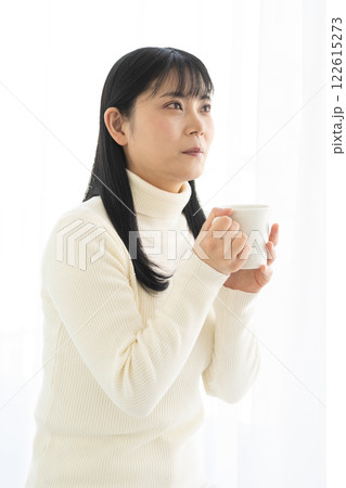 マグカップでホットドリンクを飲む女性 マグカップでホットドリンクを飲む女性 122615273