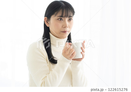 マグカップでホットドリンクを飲む女性 マグカップでホットドリンクを飲む女性 122615276