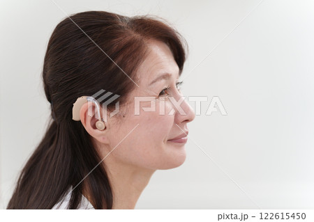 補聴器をつけるシニア女性 補聴器をつけるシニア女性 122615450