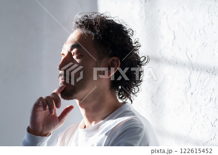 悩む中年男性 122615452