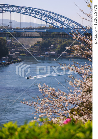 夕焼けに染まる西海橋に満開の桜と渦潮のコラボレーション 122615778