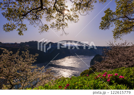 夕焼けに染まる西海橋に満開の桜と渦潮のコラボレーション 夕焼けに染まる西海橋に満開の桜と渦潮のコラボレーション 122615779
