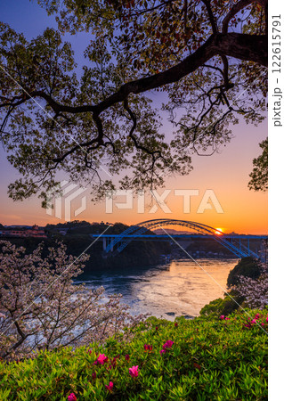 夕焼けに染まる西海橋に満開の桜と渦潮のコラボレーション 夕焼けに染まる西海橋に満開の桜と渦潮のコラボレーション 122615791