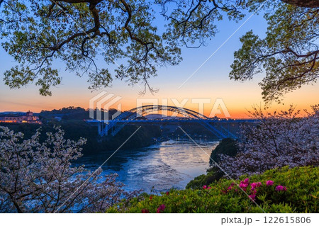 夕焼けに染まる西海橋に満開の桜と渦潮のコラボレーション 夕焼けに染まる西海橋に満開の桜と渦潮のコラボレーション 122615806