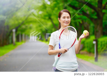 テニスラケットを持って立つシニア女性 122616003