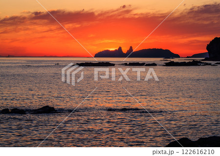 夕焼け空に赤く染まる海に沈む夕日 夕焼け空に赤く染まる海に沈む夕日 122616210