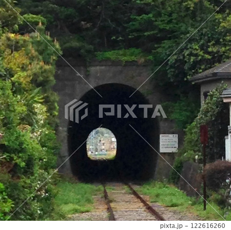 トンネルの向こうに景色が見えるのどかな田舎の風景 トンネルの向こうに景色が見えるのどかな田舎の風景 122616260
