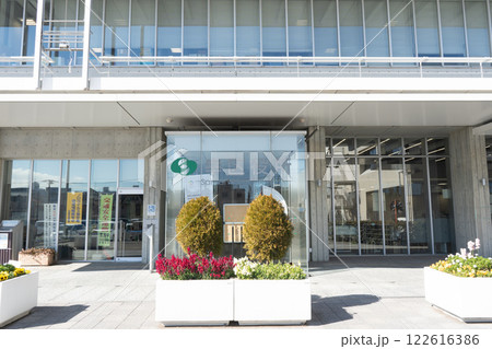 川崎市幸区役所の庁舎正面入り口側2 川崎市幸区役所の庁舎正面入り口側2 122616386