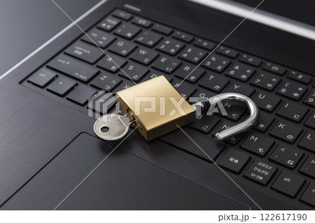 ノートパソコンと南京錠 122617190