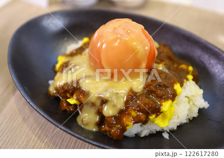 【食べ物】オムキーマカレー 【食べ物】オムキーマカレー 122617280