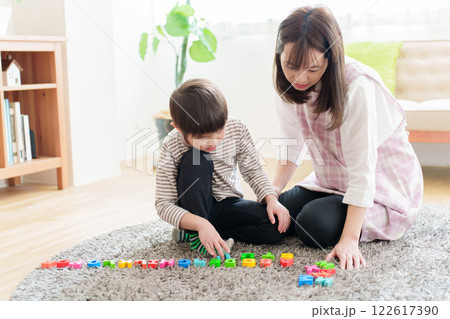 英語の勉強をする男の子と保育士 英語の勉強をする男の子と保育士 122617390