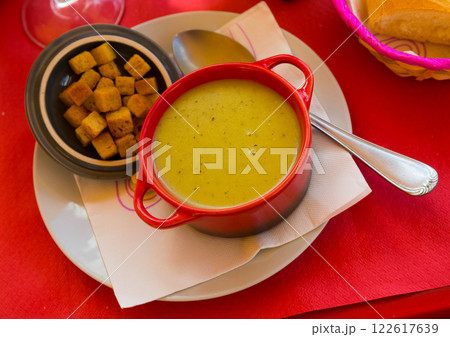 Vegetable cream soup with croutons 122617639