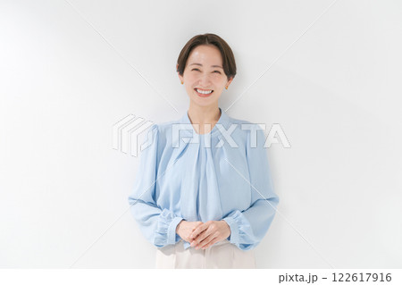 40代女性のポートレート 122617916