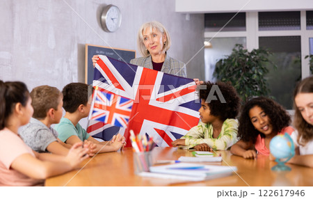 Female teacher showing british flag to kids in geography class 122617946