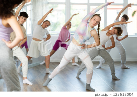 Group lesson in choreographic studio - teenagers learn to dance hip hop and modern dances 122618004