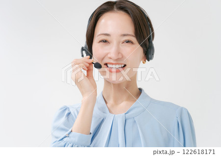 ヘッドセットをつけた女性 ヘッドセットをつけた女性 122618171