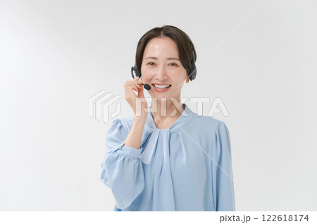 ヘッドセットをつけた女性 122618174