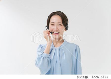 ヘッドセットをつけた女性 122618175