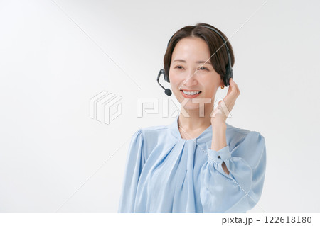 ヘッドセットをつけた女性 122618180