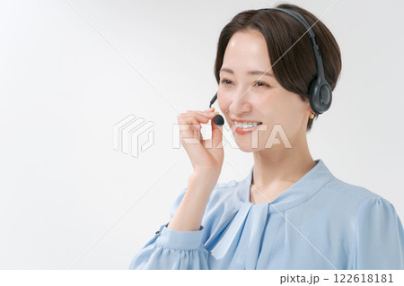 ヘッドセットをつけた女性 122618181