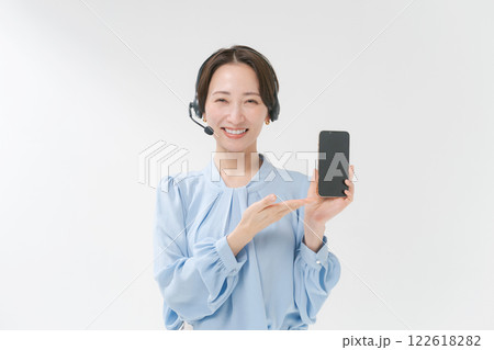 ヘッドセットをつけた女性 122618282