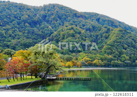 青森県　十和田湖　休屋　遊覧船からの望む桂浜 122618311