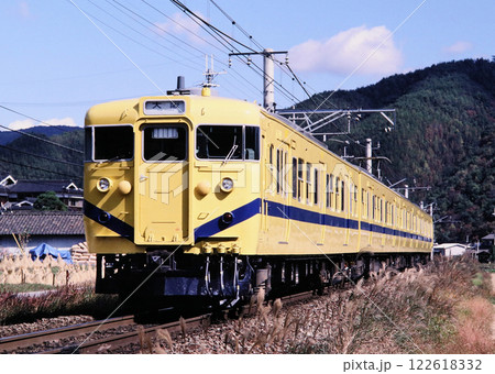 1986年福知山線藍本駅付近を走る113系電車 122618332