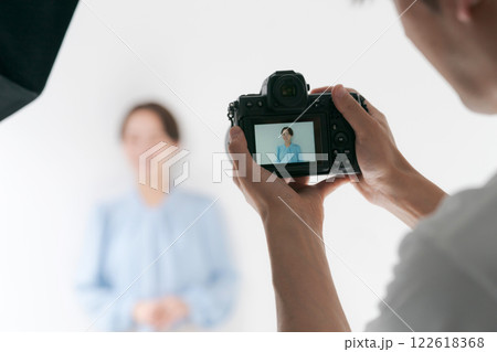 スタジオでのモデル撮影風景 122618368