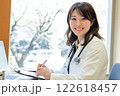 診察室で患者に説明をする男性医師 122618457