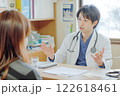 診察室で患者に説明をする男性医師 122618461