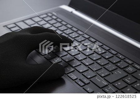 ノートパソコンを使う手 122618525