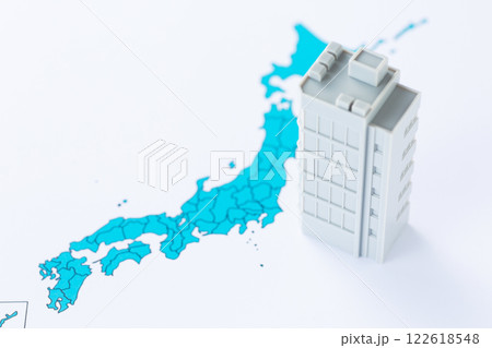 日本地図と企業ビル 122618548