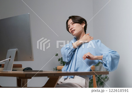 仕事でストレスが溜まった女性 122618591
