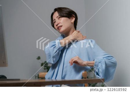 仕事でストレスが溜まった女性 仕事でストレスが溜まった女性 122618592