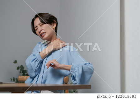 仕事でストレスが溜まった女性 122618593