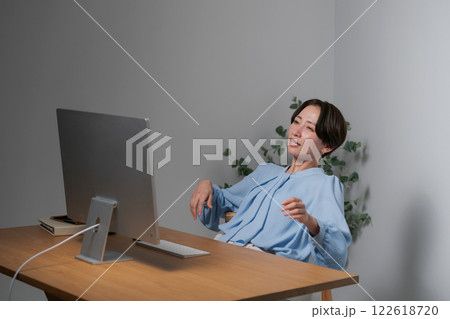 ストレスの溜まった女性 122618720