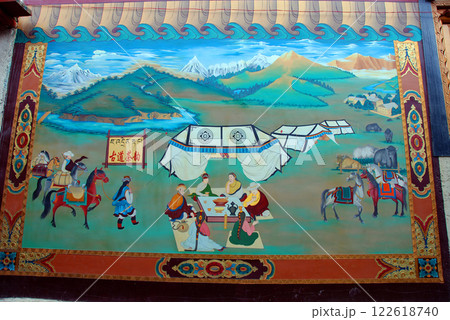 中国　雲南省　シャングリラ旧市街　広場の入り口にある茶葉古道の壁画 122618740