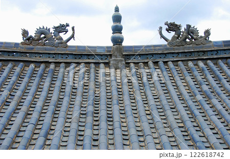 中国 雲南省 シャングリラ旧市街 トラディタル寺院屋根 中国 雲南省 シャングリラ旧市街 トラディタル寺院屋根 122618742