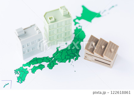 日本地図と企業ビルや工場 122618861