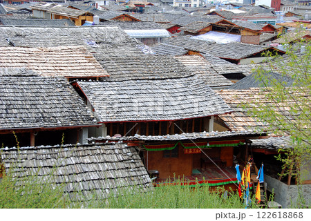 中国　雲南省　デチェン シャングリラ チベット村　木瓦葺の民家 122618868