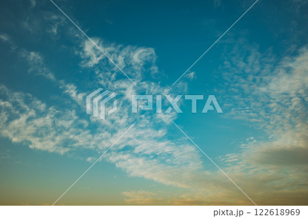 雲が湧く夕刻の青空　a-4 フィルム調 122618969