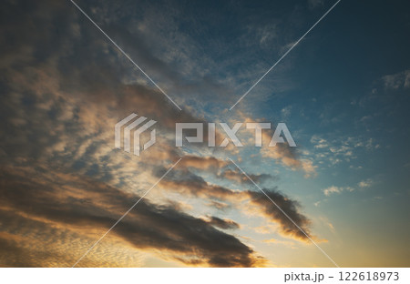 雲が湧く夕刻の青空 b-4 フィルム調 雲が湧く夕刻の青空 b-4 フィルム調 122618973