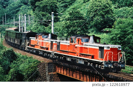 1982年　伯備線のDD51牽引貨物列車 122618977