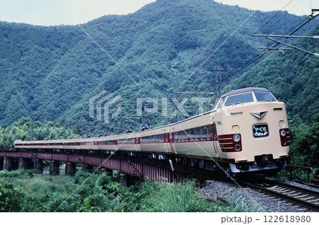 1982年 伯備線 備中川面駅付近を走る特急やくも 1982年 伯備線 備中川面駅付近を走る特急やくも 122618980